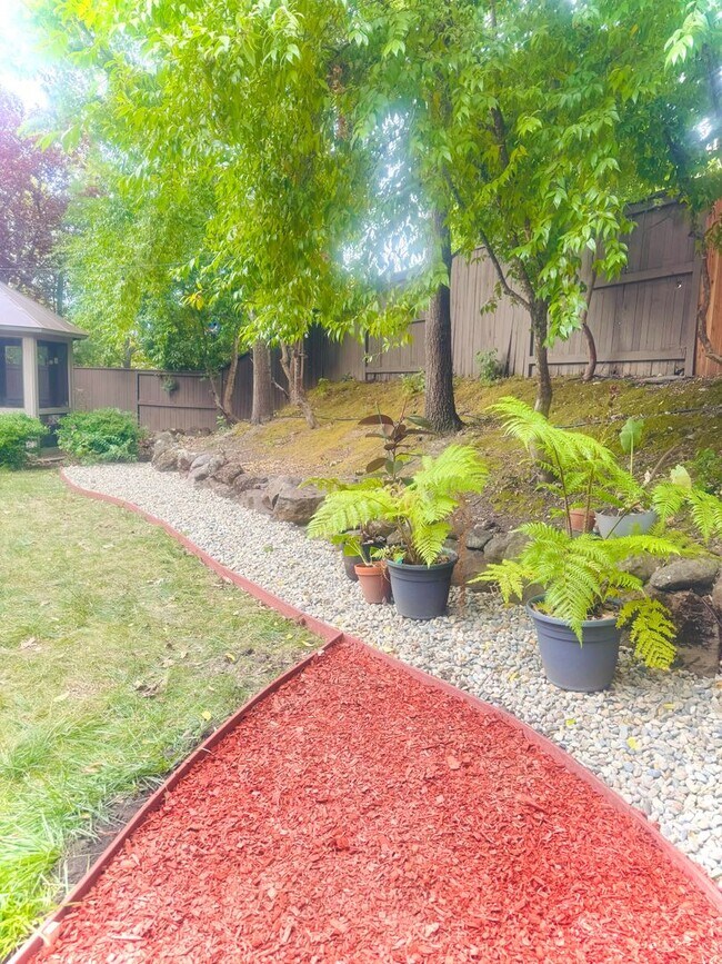 Building Photo - Gorgeous Serrano home in gated community c...