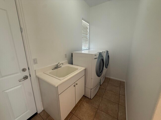 Building Photo - 103 Romanza Ln