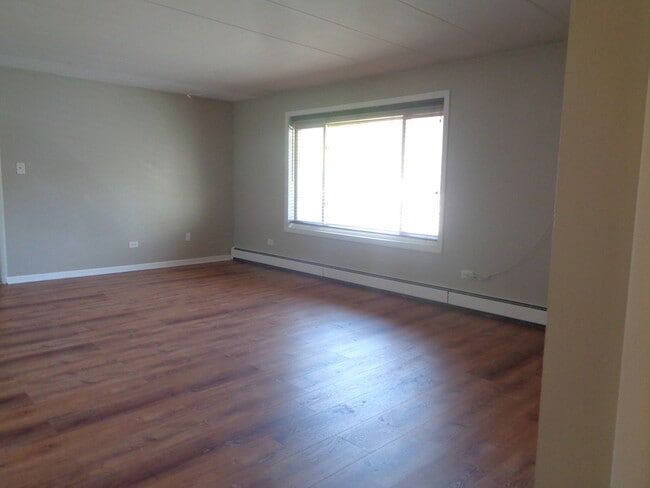 Building Photo - 10611 Parkside Ave