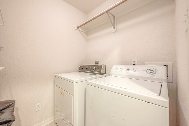 Building Photo - 134 E Foxbriar Forest Cir