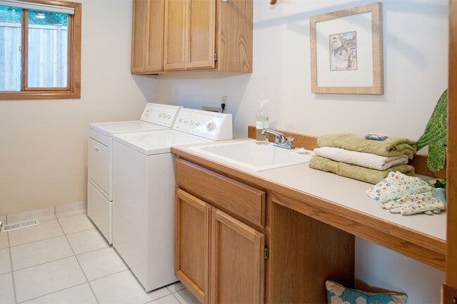 Building Photo - Elegant Forest Ridge Home in Bellevue