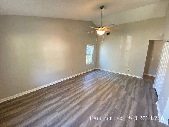 Building Photo - Lovely 3 bedroom 2 baths House in Moss Poi...