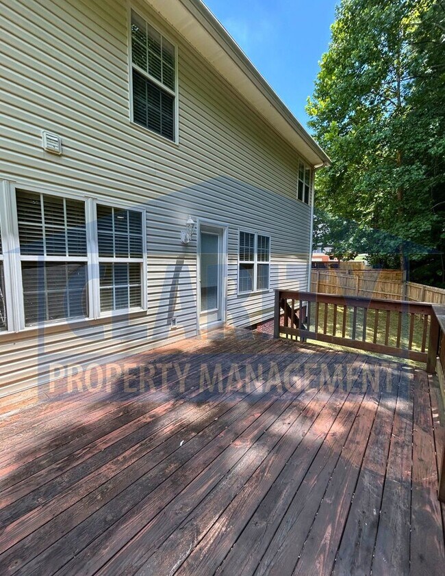 Building Photo - Beautiful three bedroom home in North Clev...