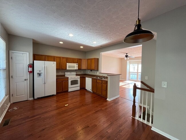 Building Photo - 2 Bedroom/ 2.5 Bath Townhome with 1 Car Garage, Laminate Floors, Minutes to Bellevue and Nashvill...