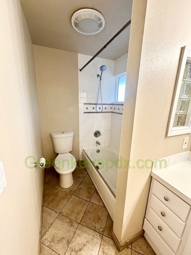 Building Photo - Gorgeous 4 Bedroom 2 Bath with Fully Fence...