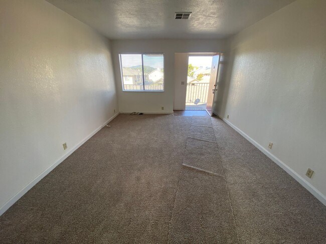 Building Photo - La Tierra Gardens - 2/1 Upstairs Apartment