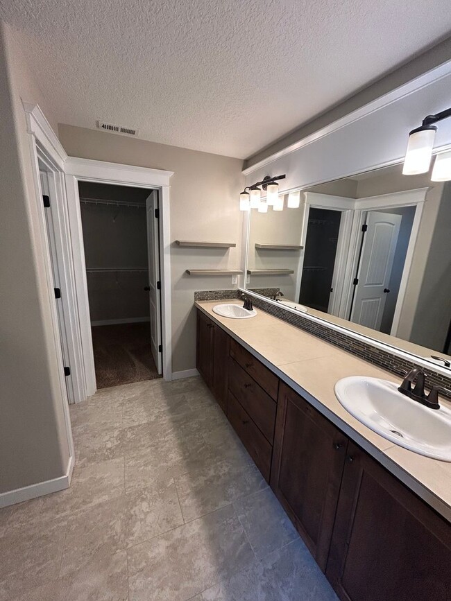 Building Photo - Beautiful 4 Bedroom, 2.5 Bath Home in Newberg- Pet Friendly!