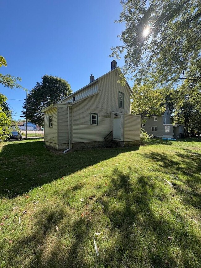 Building Photo - Two bedroom one bathroom home for rent