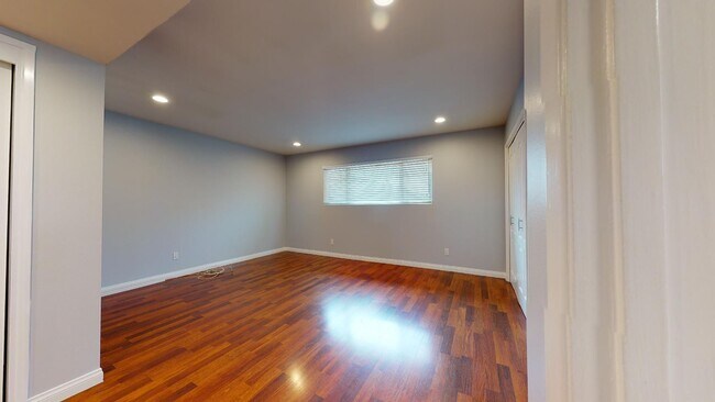 Building Photo - Beautiful 4 bedroom 3 bath House in Manhattan Beach