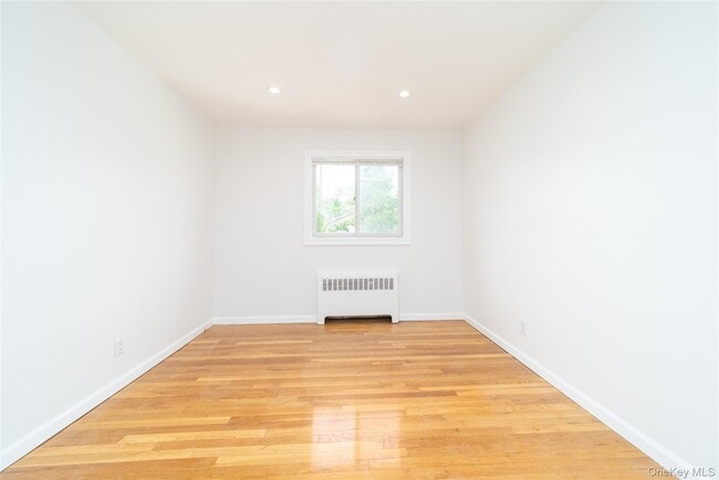 Building Photo - 6 Manor Dr