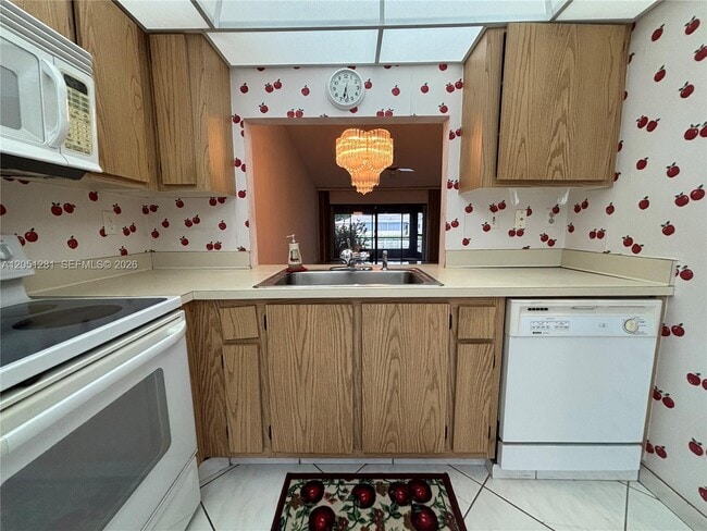 Building Photo - 6453 Pinehurst Cir