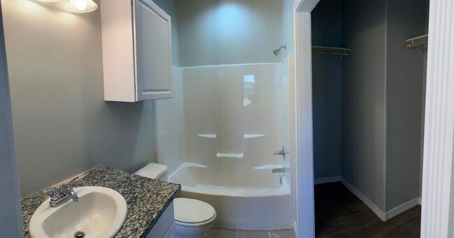 Building Photo - Beautiful Duplex!