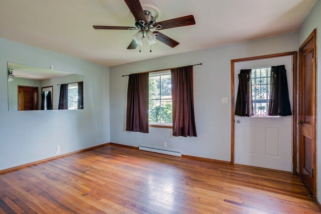 Building Photo - 2 Bed Bungalow in Champaign- Available August 2026