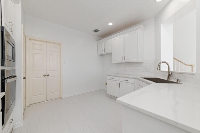 Building Photo - 304 Lago Vista St