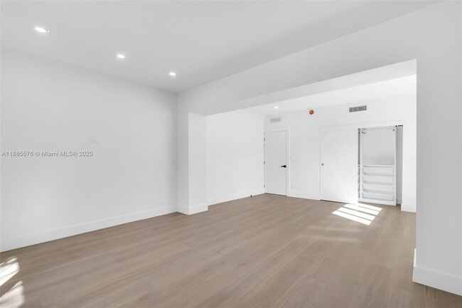 Building Photo - 520 NE 50th Terrace
