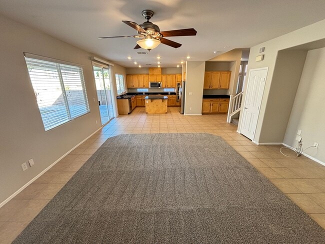 Building Photo - Gorgeous 6Bed/5Bath/4Car, 2-Story Home located in the Mountains Edge