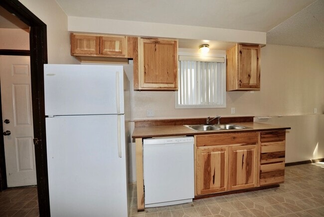 Building Photo - 2 bed 1 bath apartment (4plex building) lower unit
