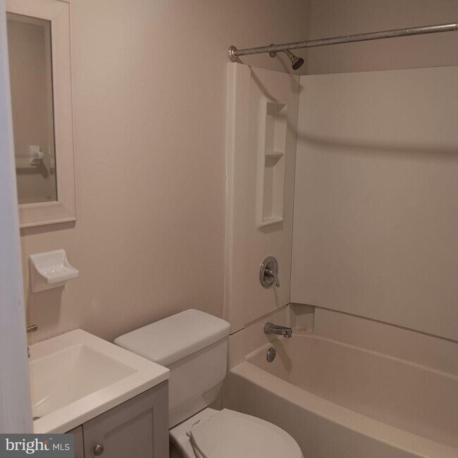 Building Photo - 1732 W Diamond St