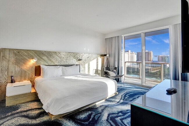 Building Photo - 3101 Bayshore Dr