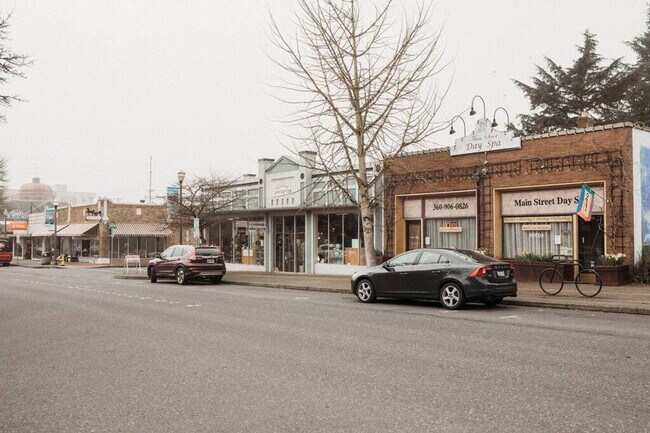 Building Photo - 4401 NW Columbia St