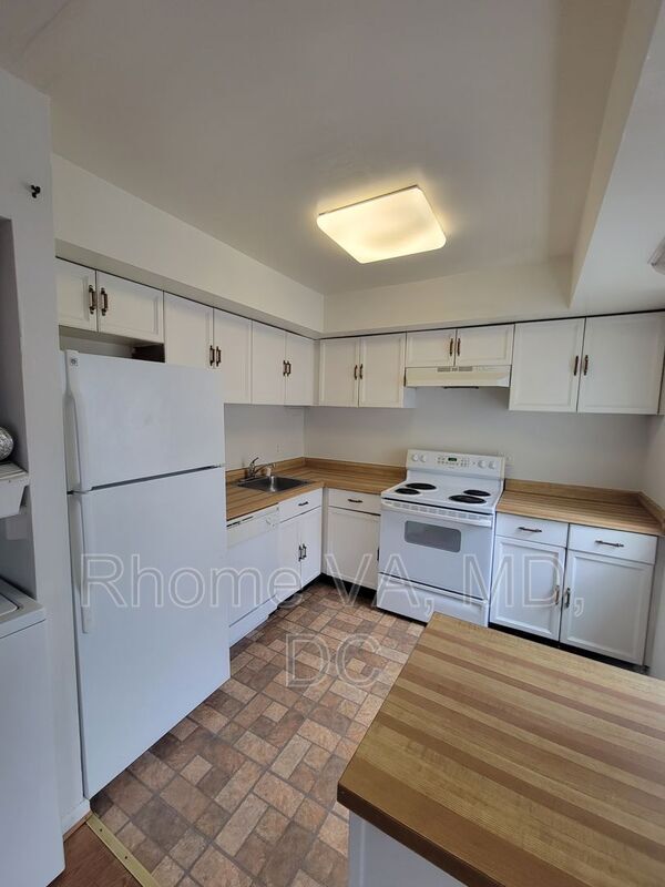 Building Photo - 3220 S 28th St