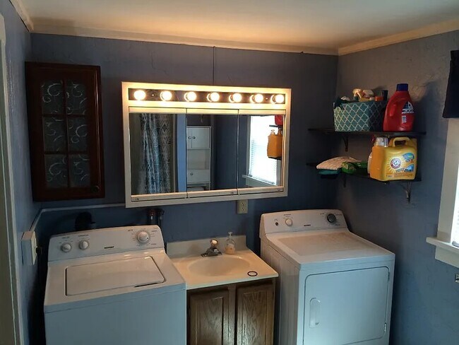 Building Photo - 122 9th St