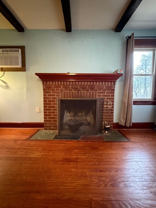 Building Photo - Spacious 4BR in a Quiet, Private Pocket