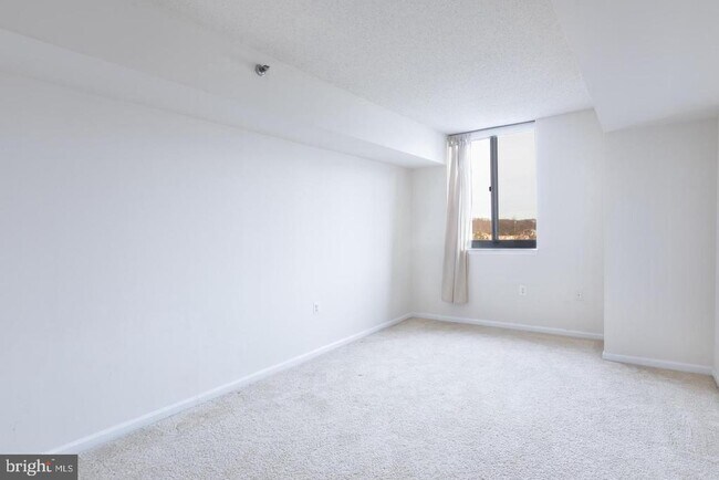 Building Photo - 1001 N Randolph St