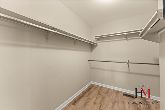 Building Photo - 9241 Windsor Pkwy