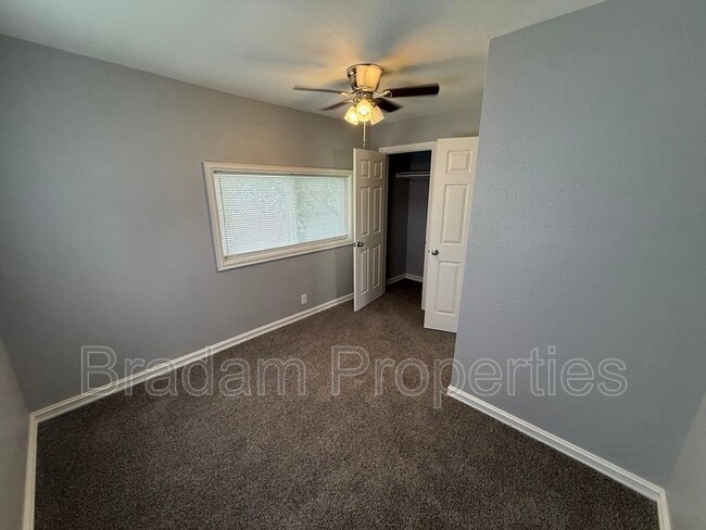 Building Photo - 402 S Cedar St