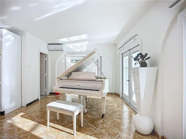 Building Photo - 10242 Vanderbilt Dr