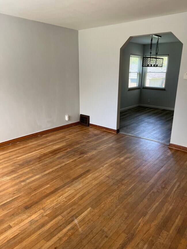 large living room - 1136 Northwest Blvd