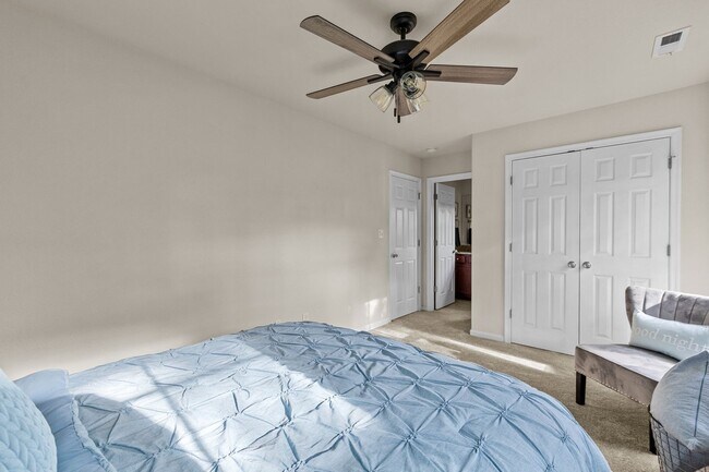 Building Photo - Welcome to this stunning 3-bedroom, 3.5-bath tri-level condo!