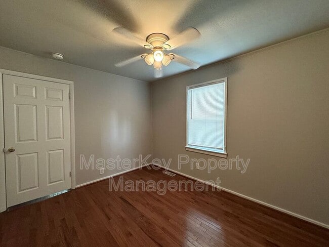 Building Photo - 1709 Oakwood Ave