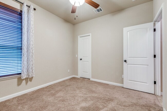 Building Photo - IMMACULATE 3bd/2ba/2gar/Office/Studay in Cobblestone Available NOW!