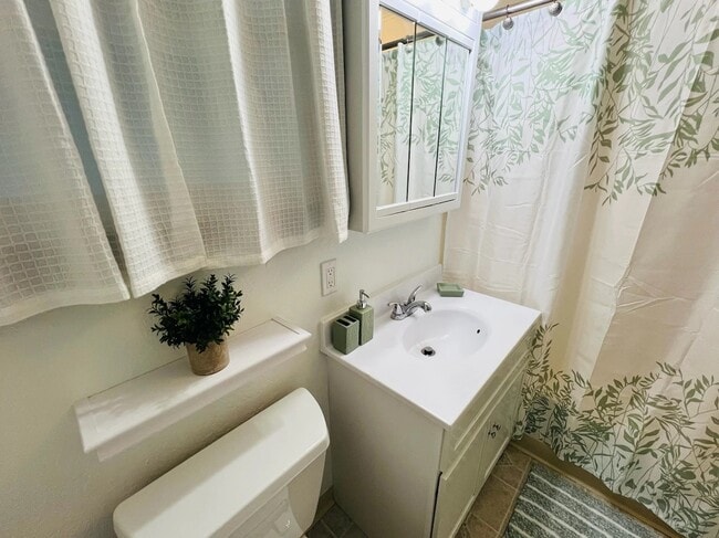 Building Photo - 2 Bed, 1 Bath Newly Renovated Rental
