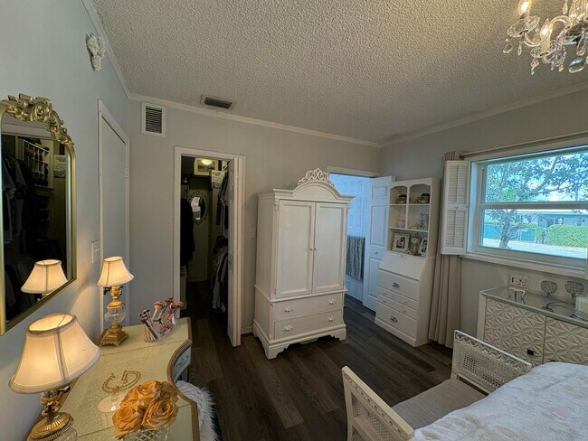 Building Photo - 609 NE 13th Ave