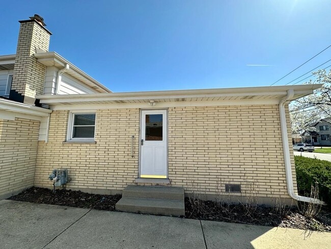 Building Photo - 933 N Western Ave