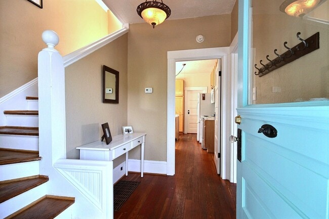 Building Photo - Charming Victorian home with private driveway