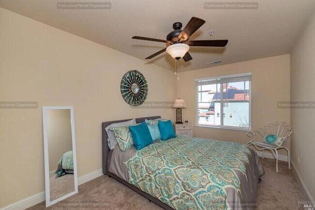 Building Photo - Elegant-Ideally located-Windsor Green End ...