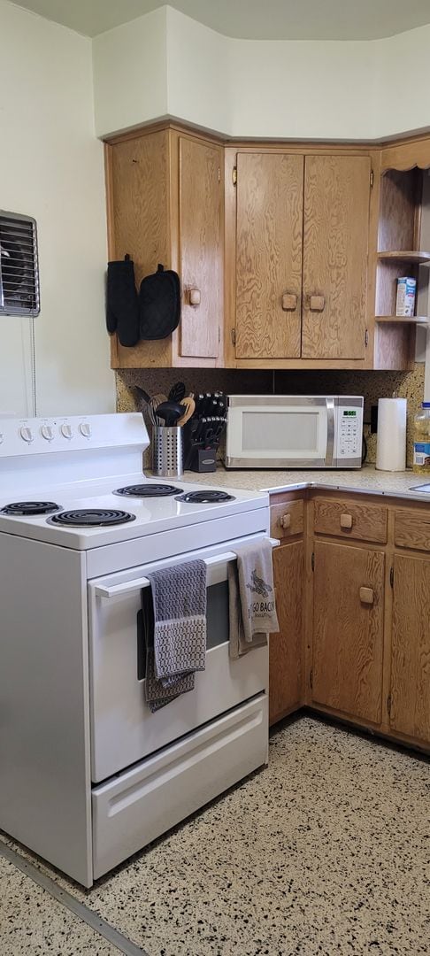 Building Photo - One Bedroom Upper Apartment in a Duplex