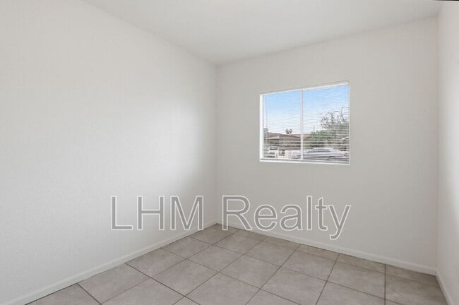 Building Photo - 5321 W Lewis Ave