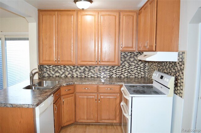 Building Photo - 8344 Ellis Rd