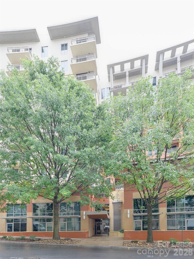 Building Photo - 701 Royal Ct