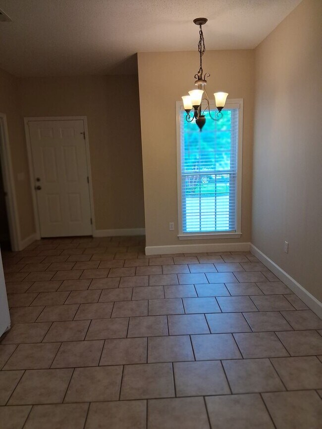Building Photo - Beautiful 4-bedroom 2 bath home 69S Tuscaloosa