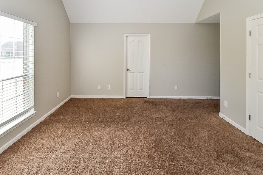 Building Photo - 4088 Ravenwood Dr N