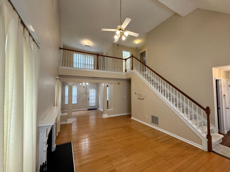Building Photo - 2025 Baramore Oaks Dr