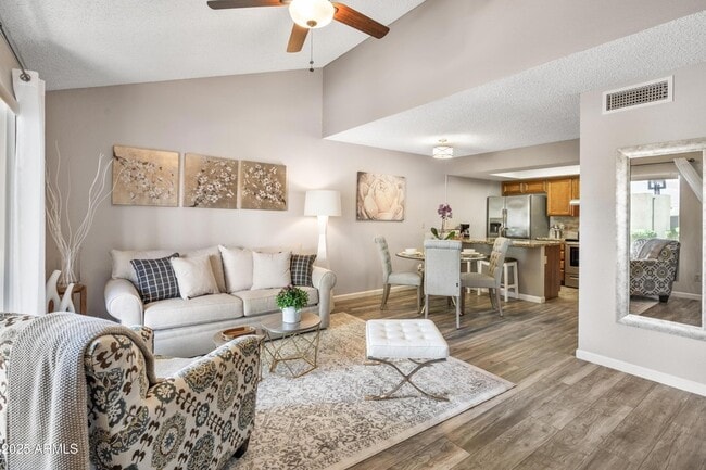 Building Photo - 719 E Lola Dr