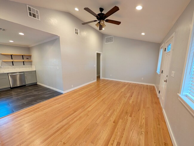 Building Photo - Gorgeous Updated Home in Yukon