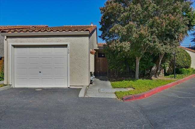 Building Photo - Great Home in Secure Complex